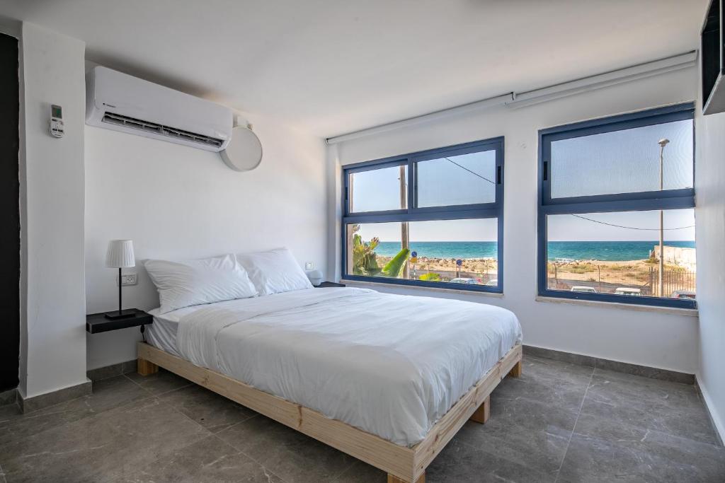 1 dormitorio con 1 cama grande y vistas al océano en PORT CITY HAIFA - BAT GALIM oceanfront luxury en Haifa