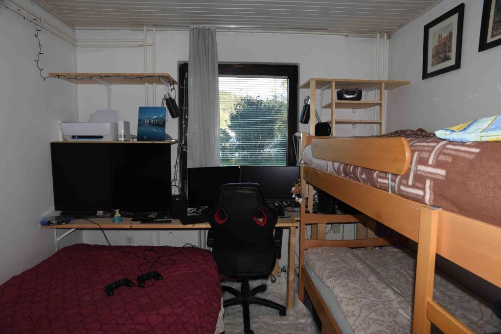 Casa Bohinj في بوينج: غرفة نوم مع سرير ومكتب مع جهاز كمبيوتر