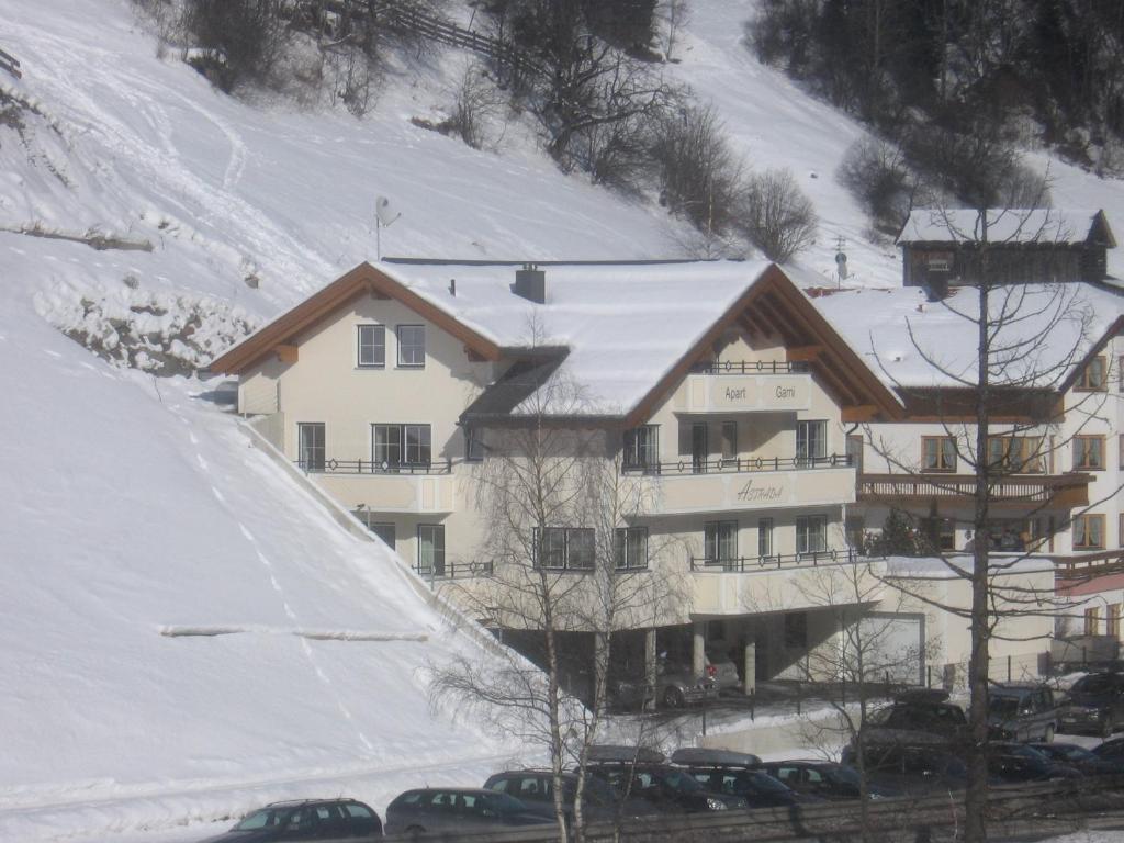 カップルにあるApart Garni Astradaの雪の丘の上の建物