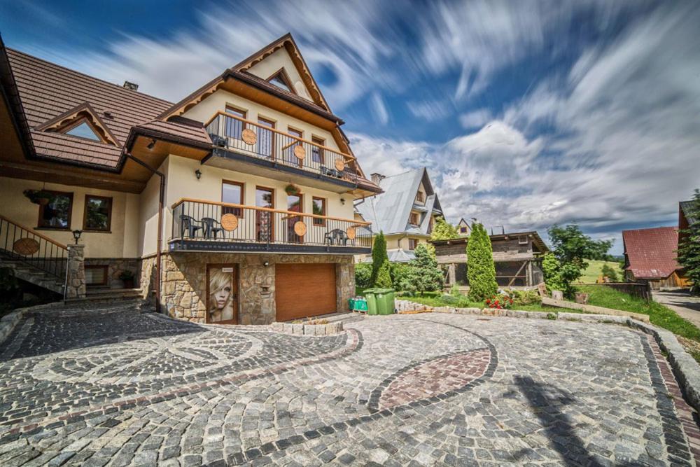 una casa grande con una entrada delante de ella en Pokoje Gościnne Stoch, en Ząb