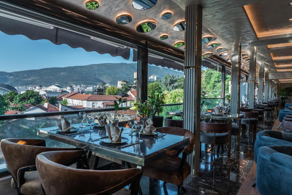 Nespecifikovaný výhled na hory nebo výhled na hory při pohledu z hotelu
