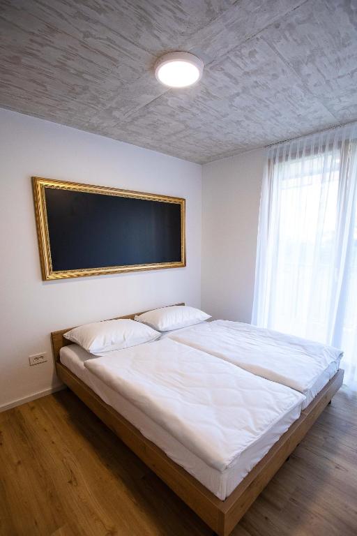 Postel nebo postele na pokoji v ubytování Postcard City Apartments