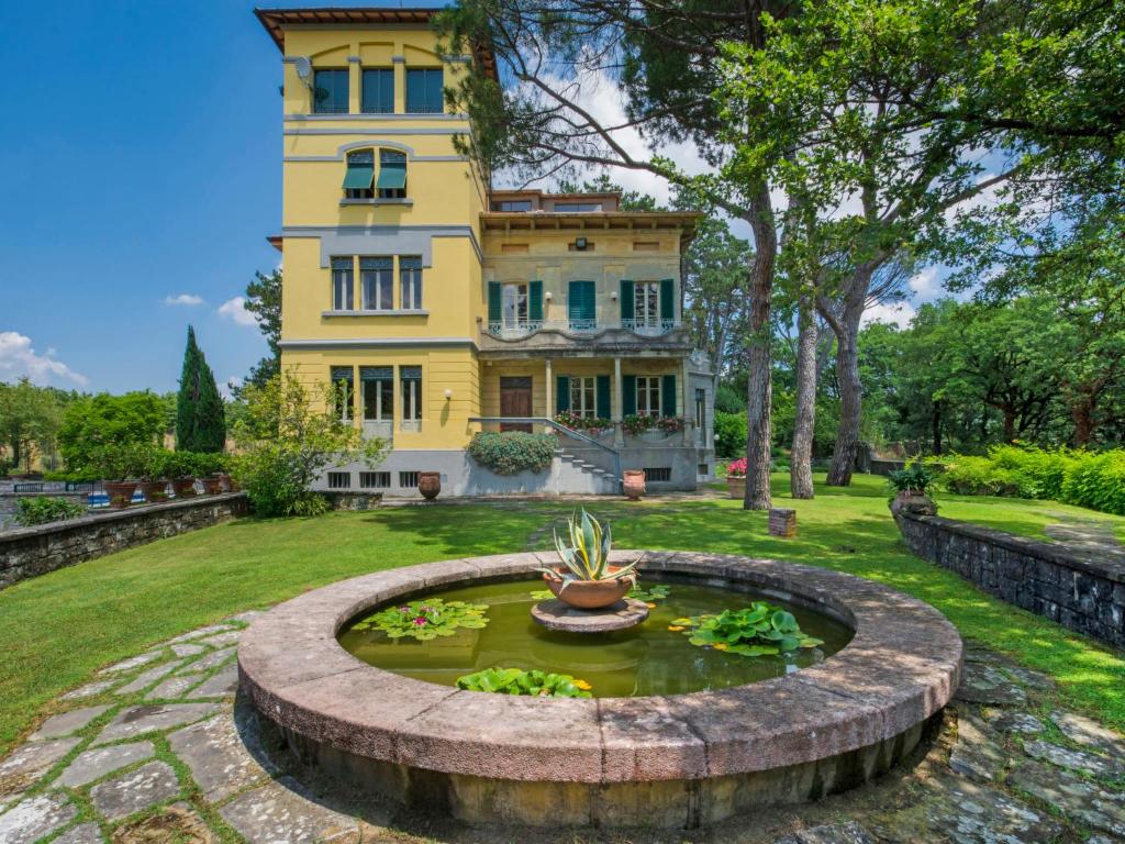 Κήπος έξω από το Villa Poggio Patrignone-1 by Interhome