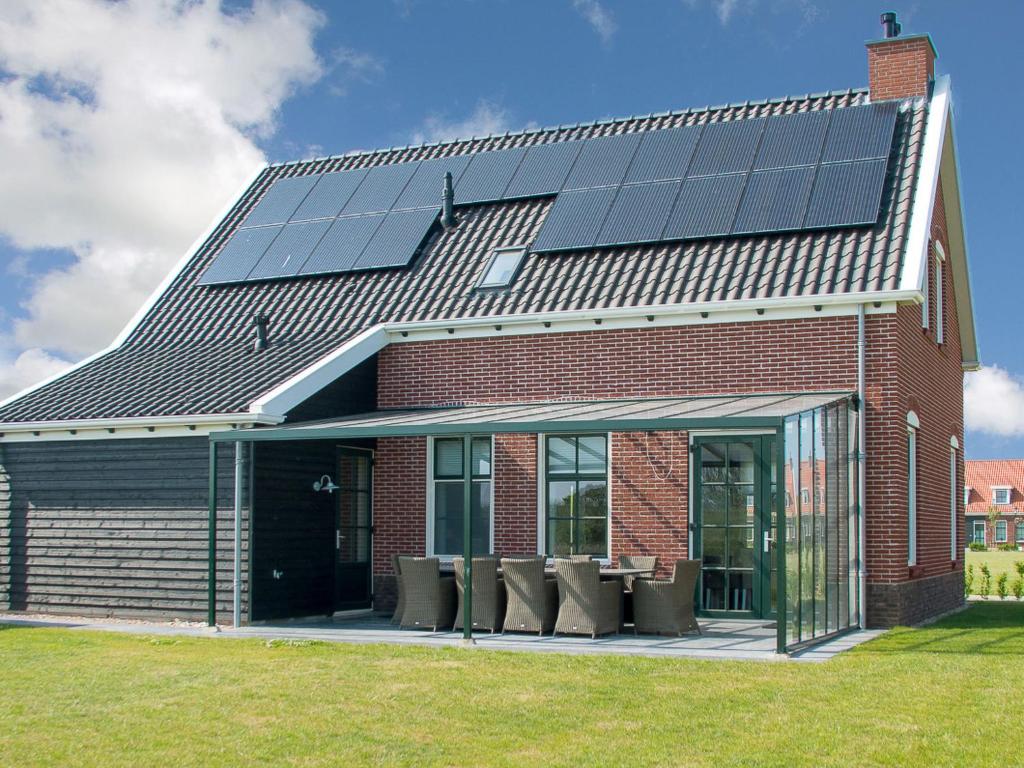 un edificio con paneles solares en el techo en Holiday Home Ganuenta-1 by Interhome en Colijnsplaat