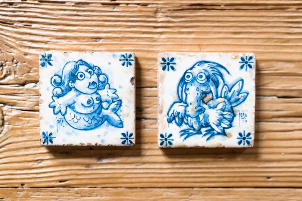 two blue and white plates on a wooden wall at Bohemian Antique Guesthouse in Odeceixe