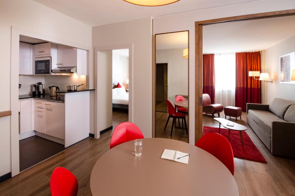 Kuchyň nebo kuchyňský kout v ubytování Aparthotel Adagio Genève Mont-Blanc