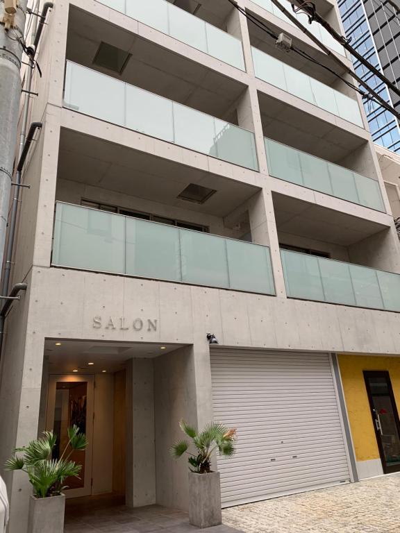 un bâtiment avec un panneau sahuoren sur son côté dans l'établissement SALON Shibuya, à Tokyo