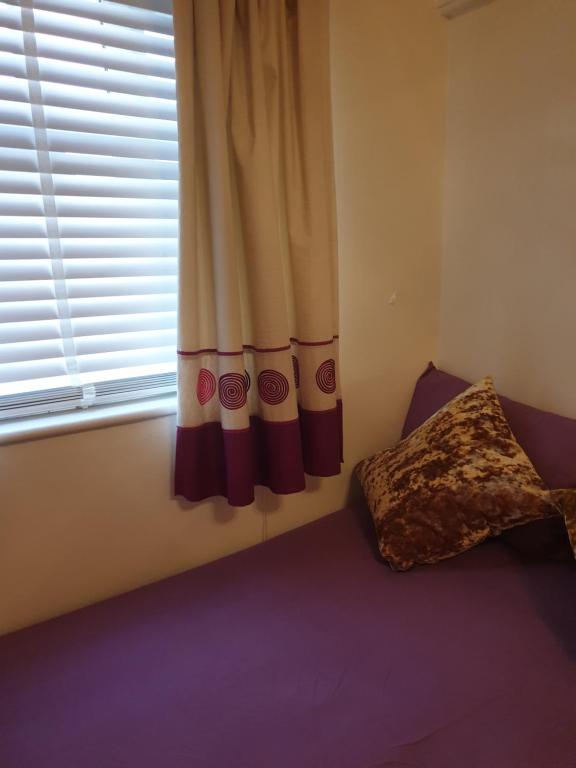 Hawkins Guest House - Private Shared Property - Large Double Room