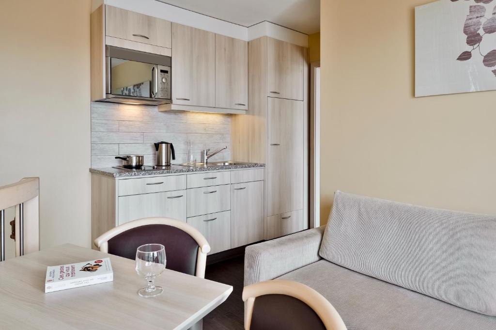 Kuchyň nebo kuchyňský kout v ubytování Aparthotel Adagio Genève Mont-Blanc