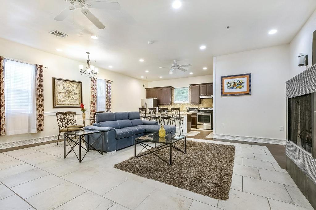 ニューオーリンズにあるSpacious 3BR/2.5BATH Condo in Great locationの青いソファと暖炉のあるリビングルーム