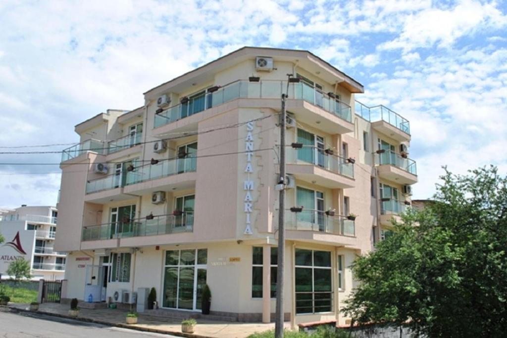 un edificio alto y blanco con balcones. en Santa Maria, en Burgas