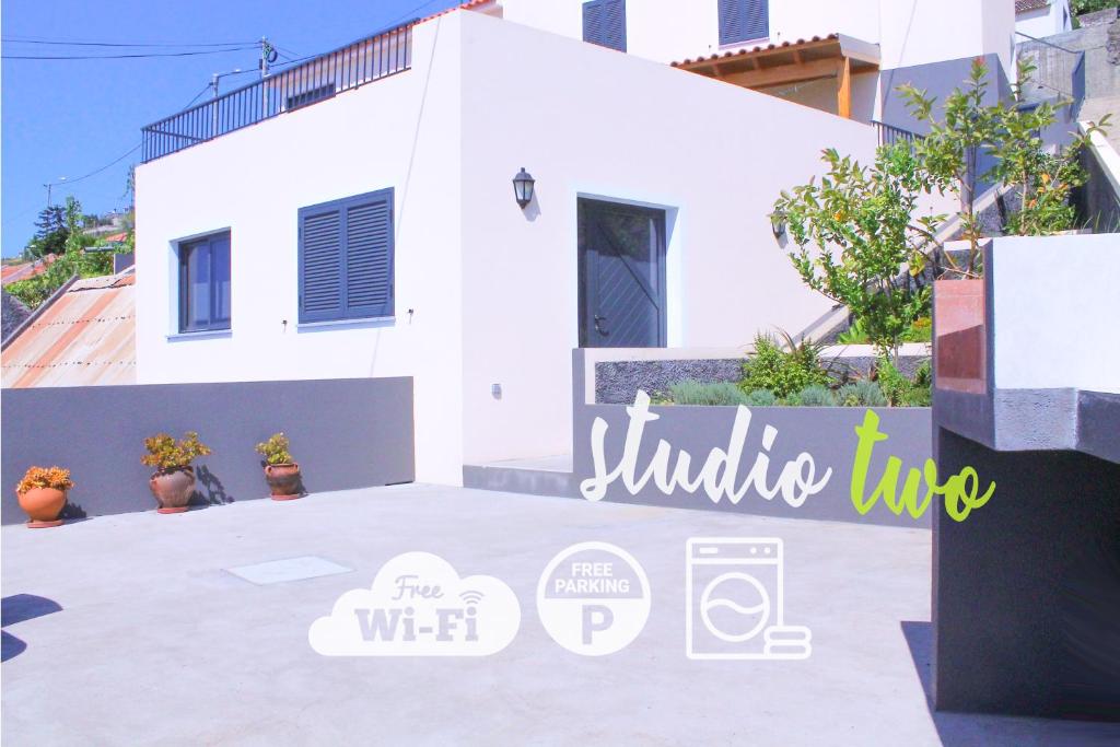 Una casa blanca con un cartel que lee el wifi en Studio Two | Massapez | Fajã da Ovelha | Calheta, en Fajã da Ovelha