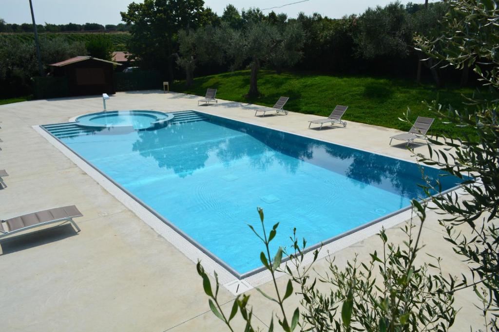 Bazén v ubytování Agriturismo Tenuta Lagala nebo v jeho okolí