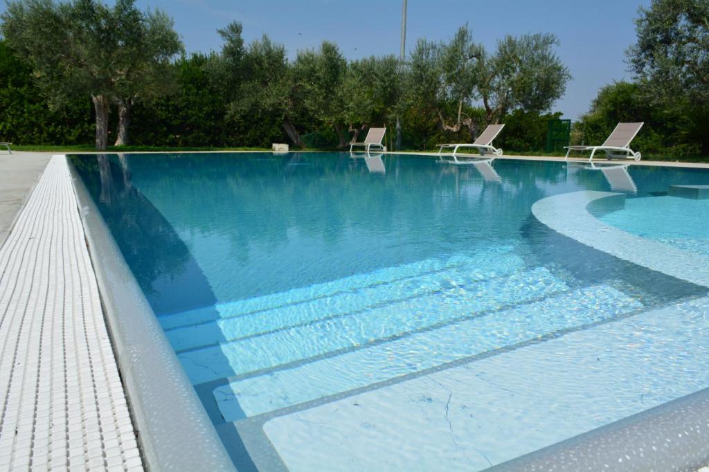 Bazén v ubytování Agriturismo Tenuta Lagala nebo v jeho okolí