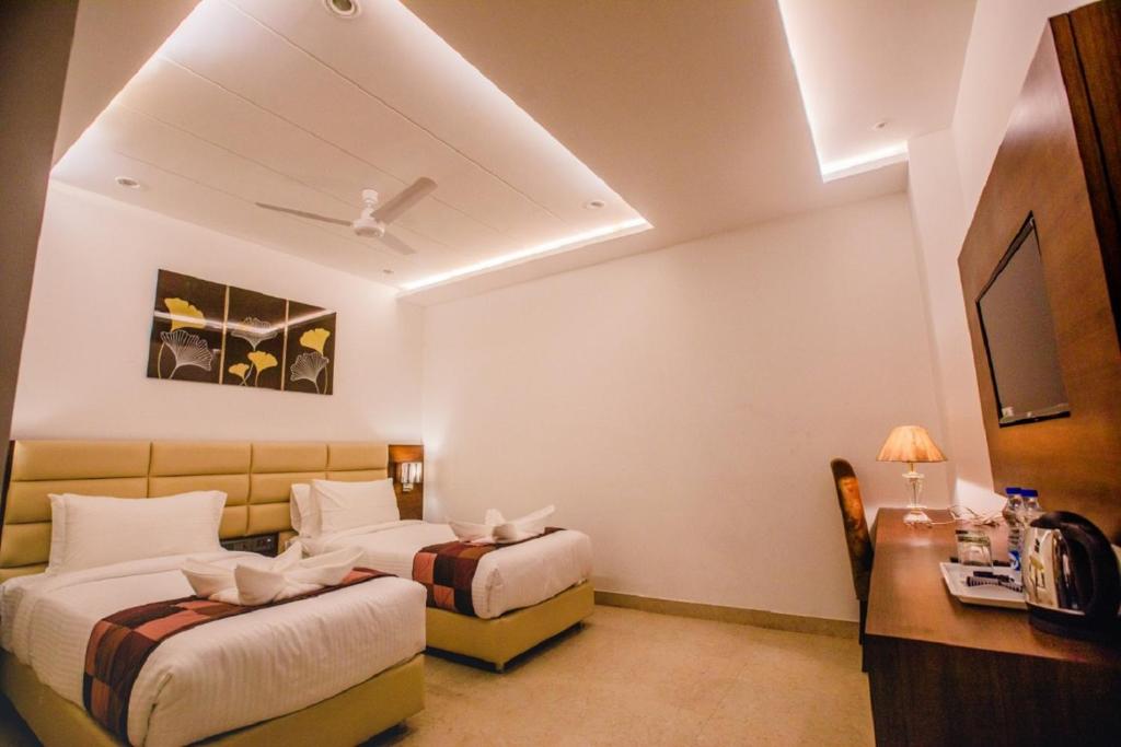 Postel nebo postele na pokoji v ubytování Hotel Ten Square, India