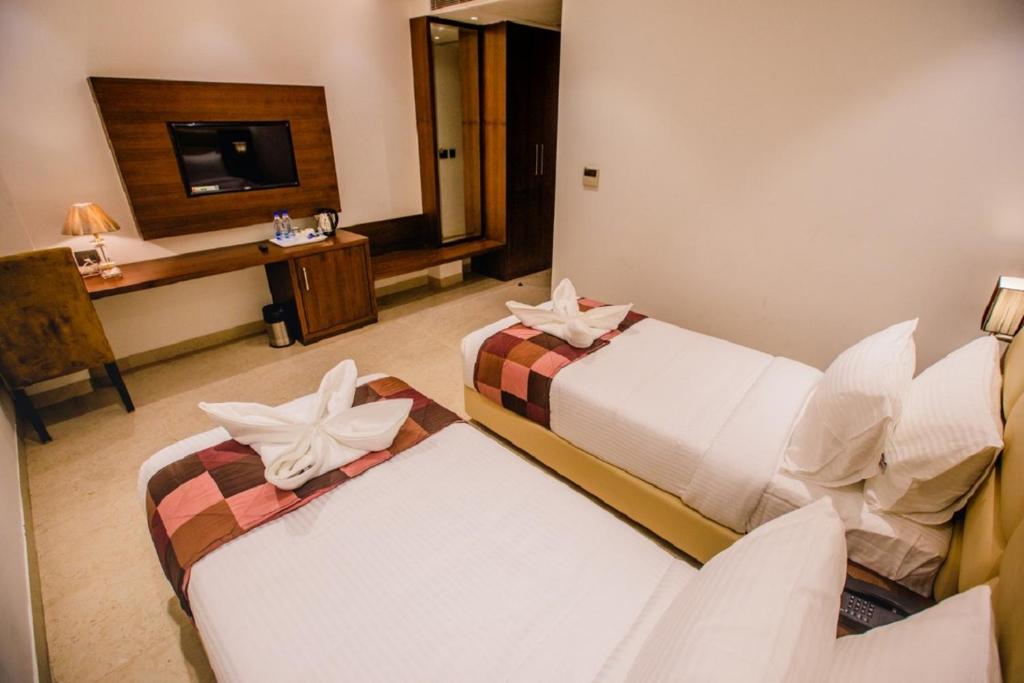 Postel nebo postele na pokoji v ubytování Hotel Ten Square, India