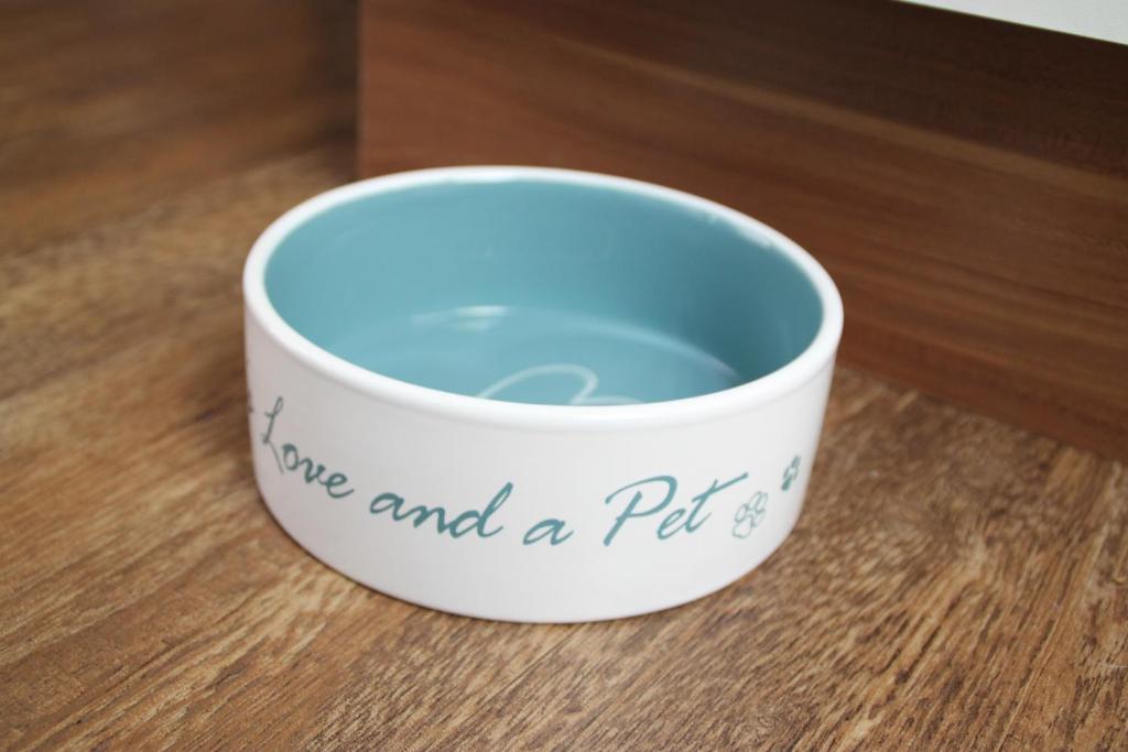 a cup of water sitting on a wooden table at Ferienwohnungen & Landlust Fulda in Petersberg