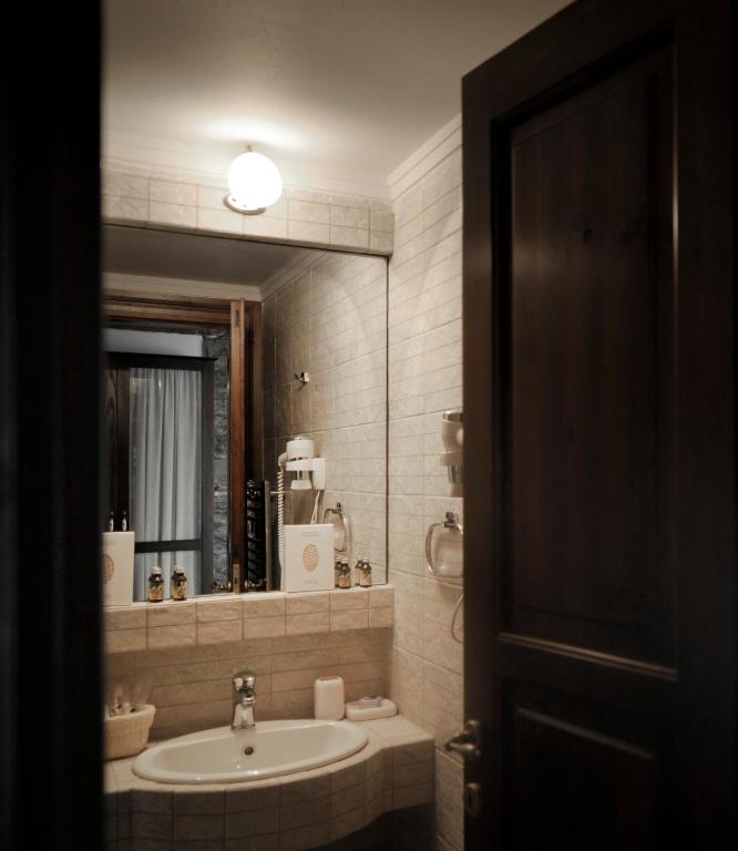 Koupelna v ubytování Marelia Hotel