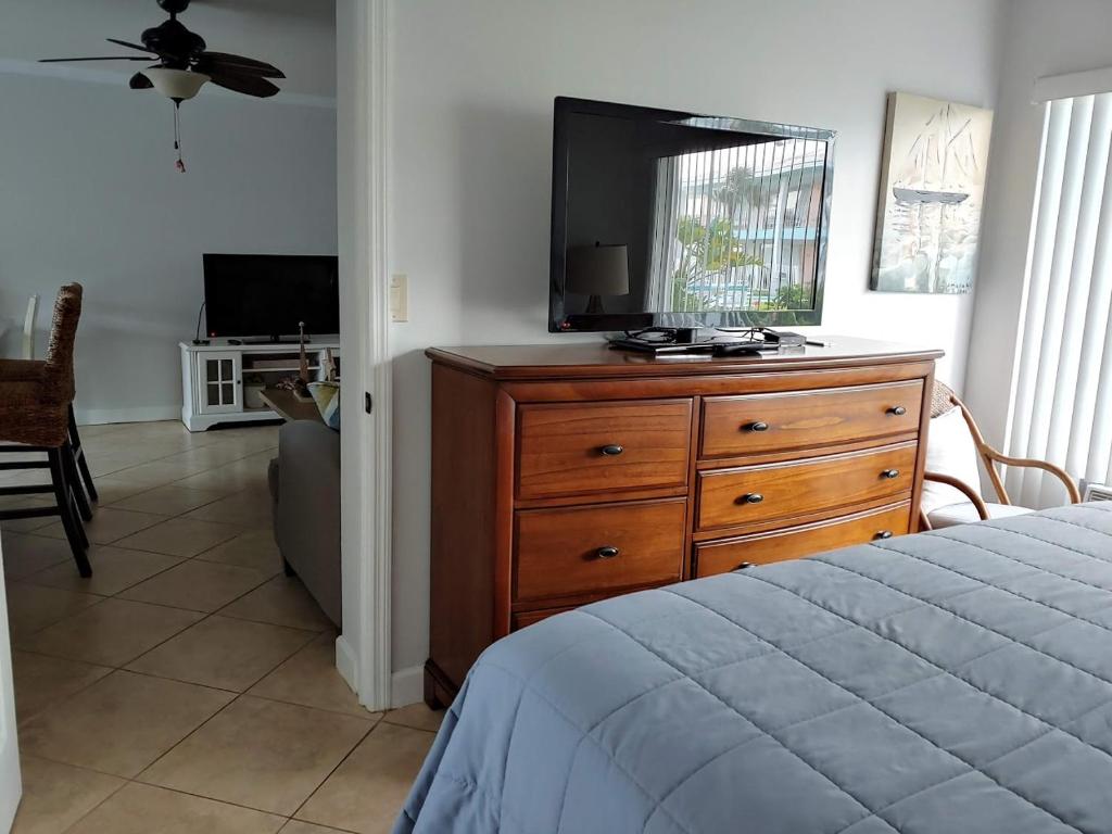 TV a/nebo společenská místnost v ubytování Sunrise Ocean Suites