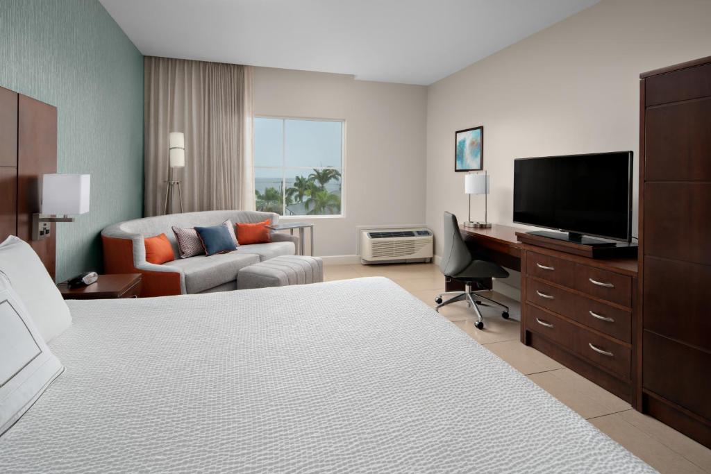 TV a/nebo společenská místnost v ubytování Courtyard by Marriott Bridgetown, Barbados