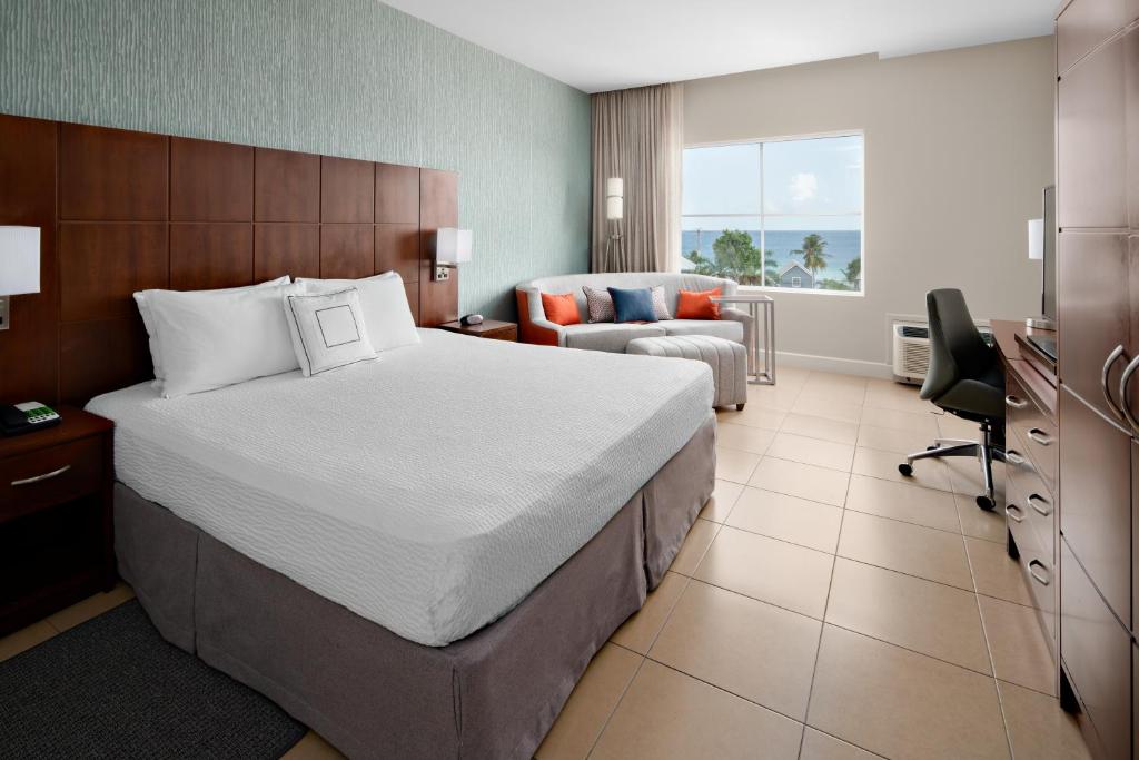 Postel nebo postele na pokoji v ubytování Courtyard by Marriott Bridgetown, Barbados