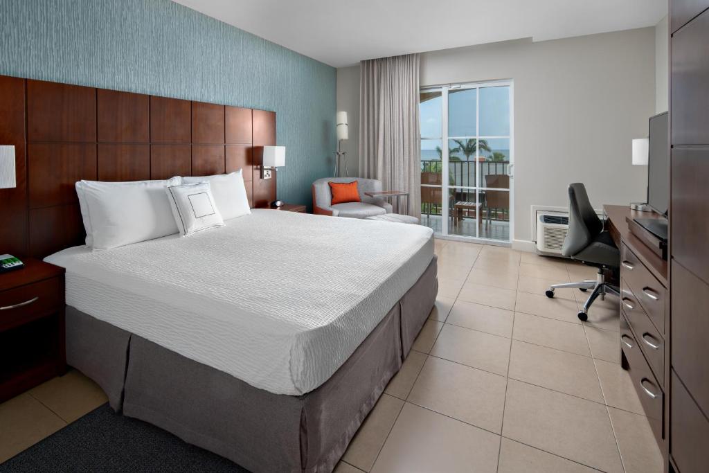 Postel nebo postele na pokoji v ubytování Courtyard by Marriott Bridgetown, Barbados