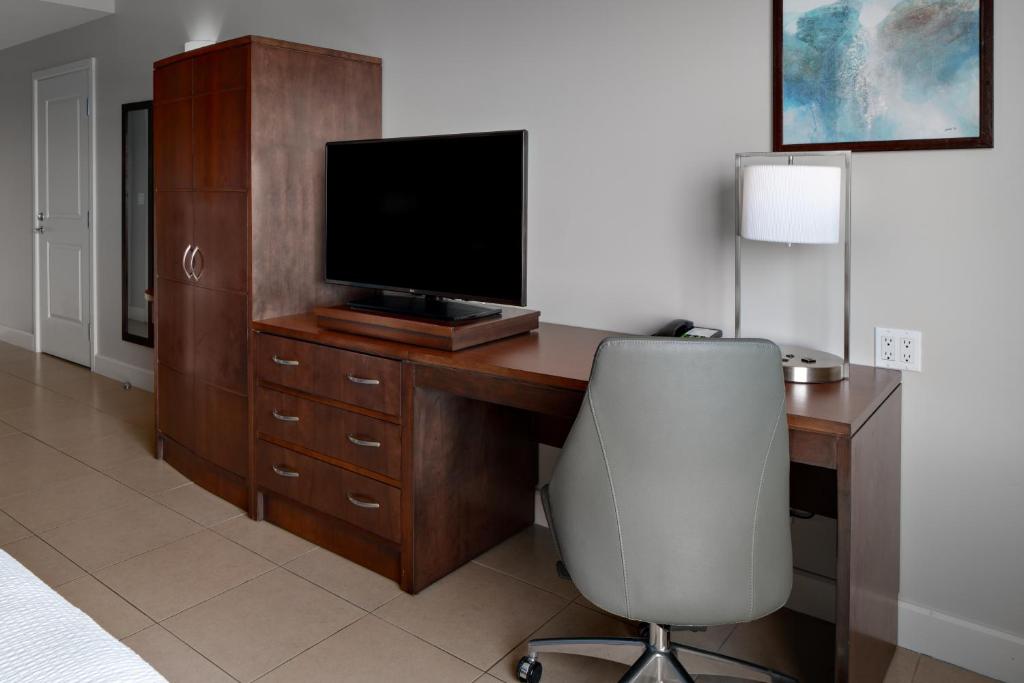 TV a/nebo společenská místnost v ubytování Courtyard by Marriott Bridgetown, Barbados