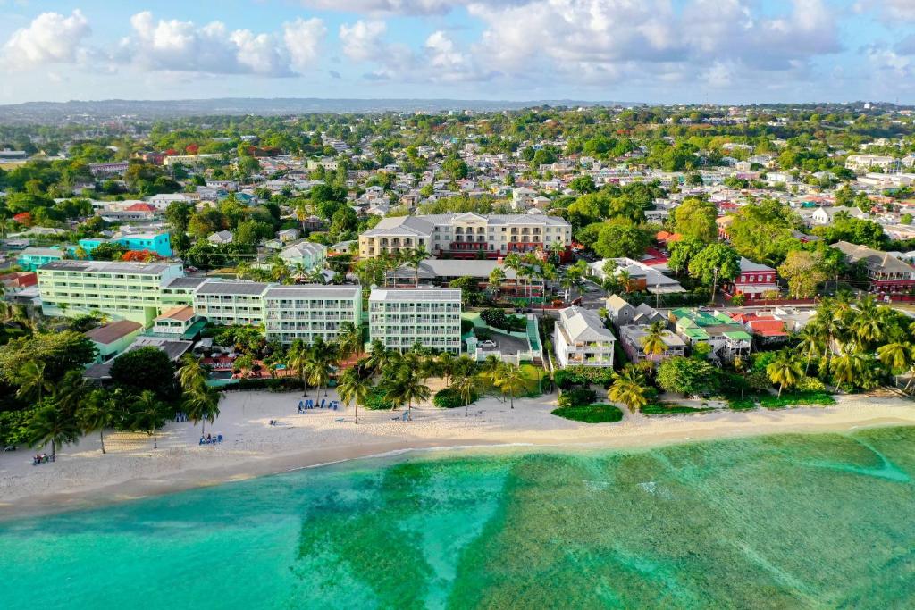 uma vista aérea do resort e da praia em Courtyard by Marriott Bridgetown, Barbados em Bridgetown