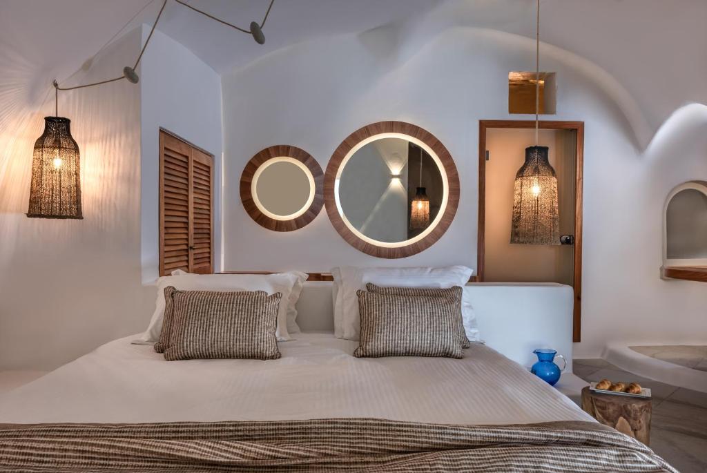 Postel nebo postele na pokoji v ubytování White Santorini