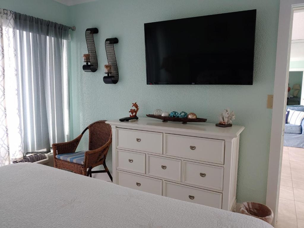 TV a/nebo společenská místnost v ubytování Sunrise Ocean Suites