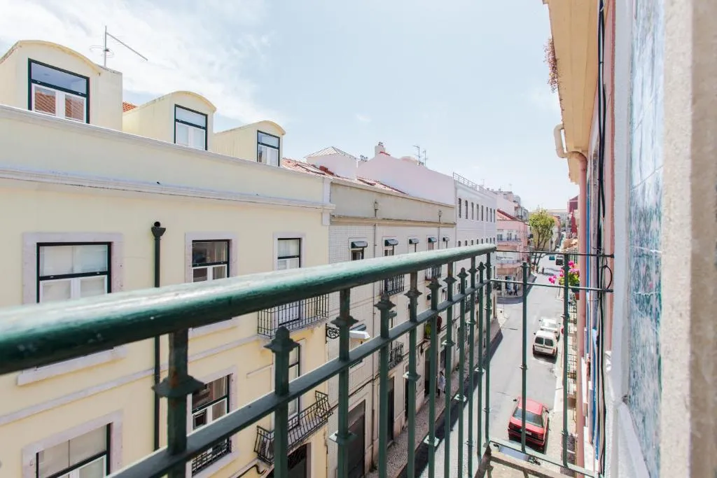 Typical Light Filled Graça Apartment + Free Pickup, By TimeCooler, Lisabona, Portugalia