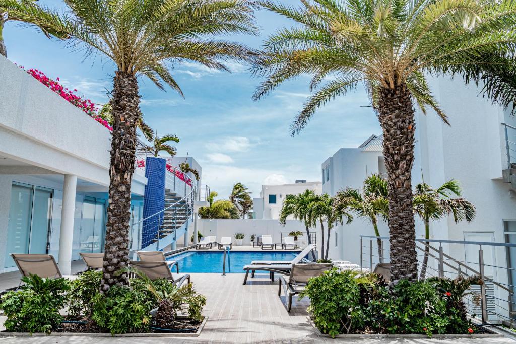 鷹海灘的住宿－Ocean Z Boutique Hotel，棕榈树和游泳池度假村