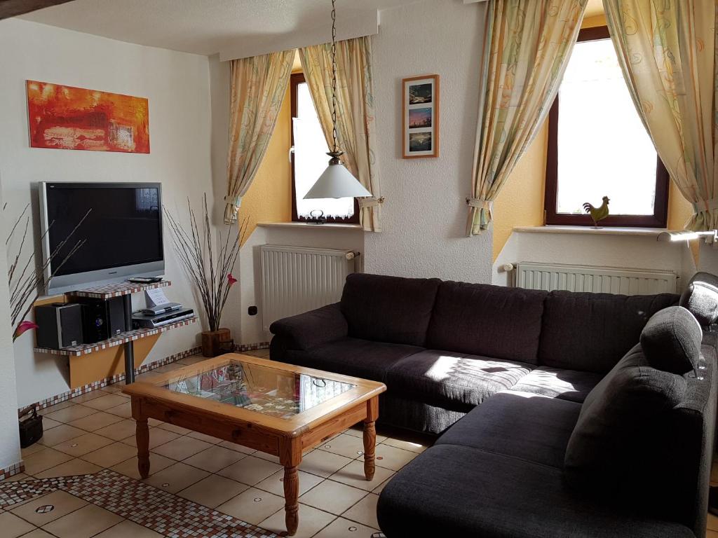 ein Wohnzimmer mit einem Sofa und einem Couchtisch in der Unterkunft Ferienhaus Habitat Wonnegau in Flörsheim-Dalsheim