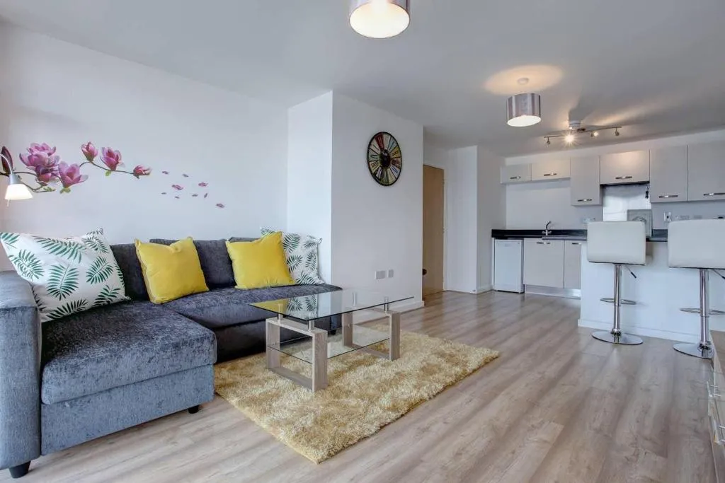 Newly Renovated Riverside Flat w/ Private Balcony, Norwich, Marea Britanie