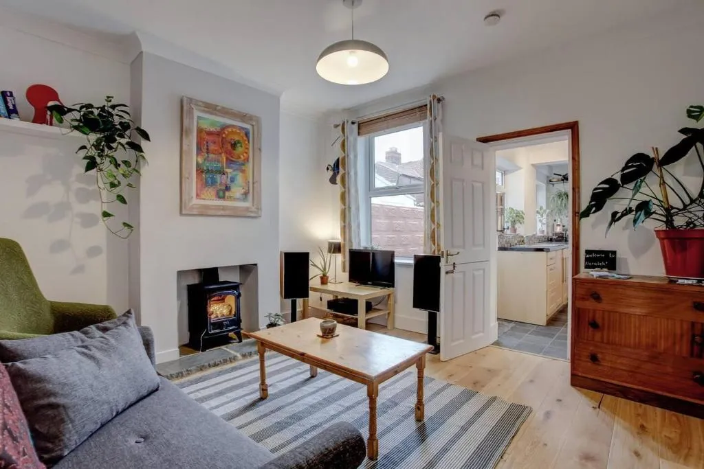 Trendy and Humble Terraced House w/ Free Parking, Coltishall, United Kingdom