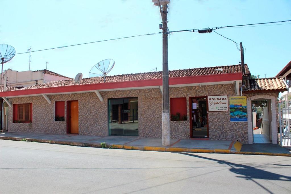 an old building on the corner of a street at Villa Franco in Águas de São Pedro