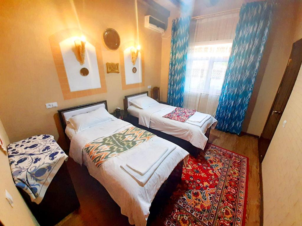 Ένα ή περισσότερα κρεβάτια σε δωμάτιο στο Khiva Angarik Darvoza