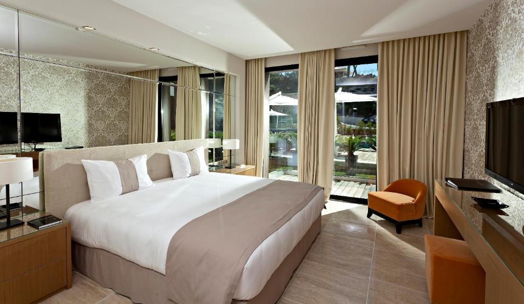 Hostellerie La Farandole - Superior Double Room With Pool View