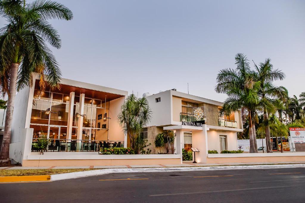 un bâtiment avec des palmiers en face d'une rue dans l'établissement Nonna Mia, à Campeche