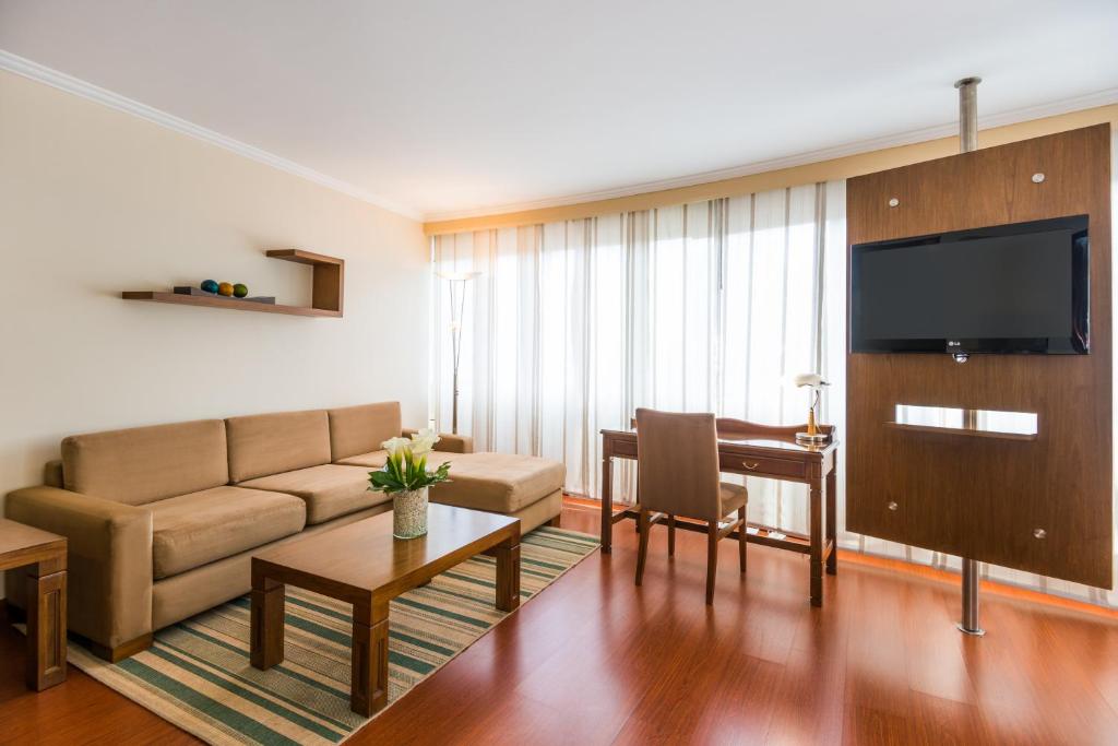 TV a/nebo společenská místnost v ubytování Cosmos 100 Hotel & Centro de Convenciones - Hoteles Cosmos