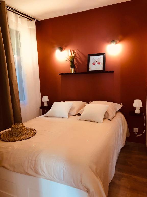 ein Schlafzimmer mit einem großen weißen Bett mit braunen Wänden in der Unterkunft #T3 intra-muros Avignon in Avignon