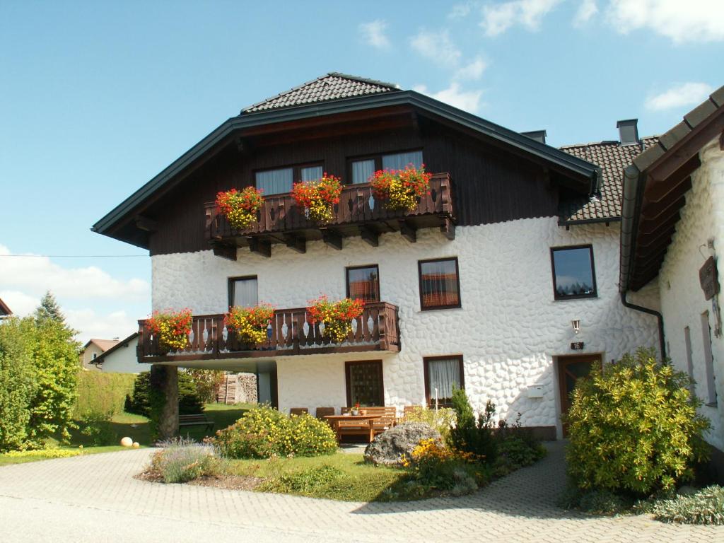 ein Gebäude mit Blumenkästen auf den Balkonen in der Unterkunft Gästehaus Familie Grudl in Bärnkopf