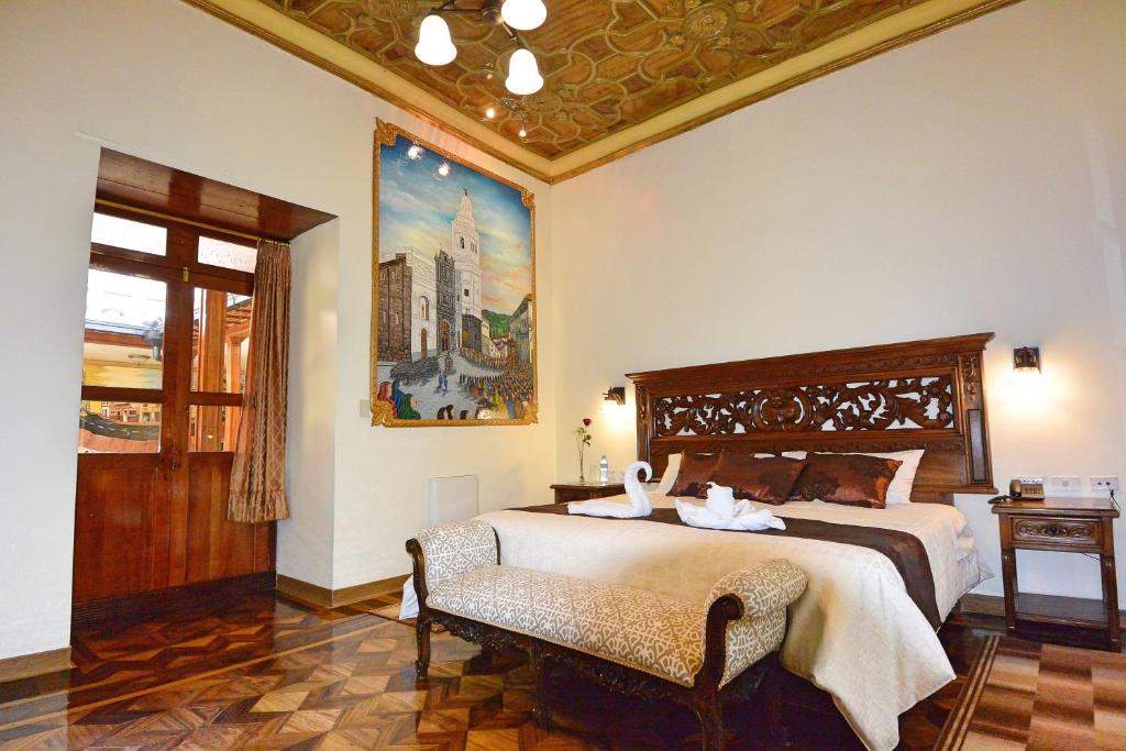 Postel nebo postele na pokoji v ubytování Hotel La Basílica Quito