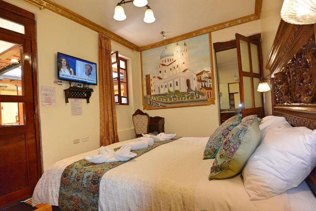 Postel nebo postele na pokoji v ubytování Hotel La Basílica Quito
