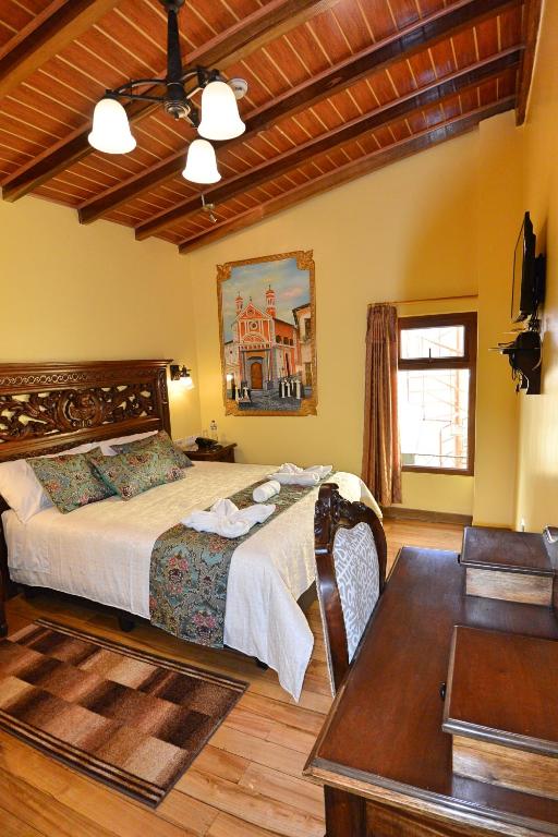 Postel nebo postele na pokoji v ubytování Hotel La Basílica Quito