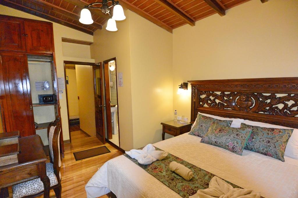 Postel nebo postele na pokoji v ubytování Hotel La Basílica Quito