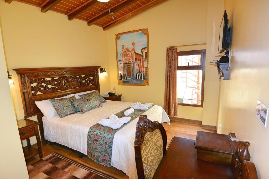 Postel nebo postele na pokoji v ubytování Hotel La Basílica Quito