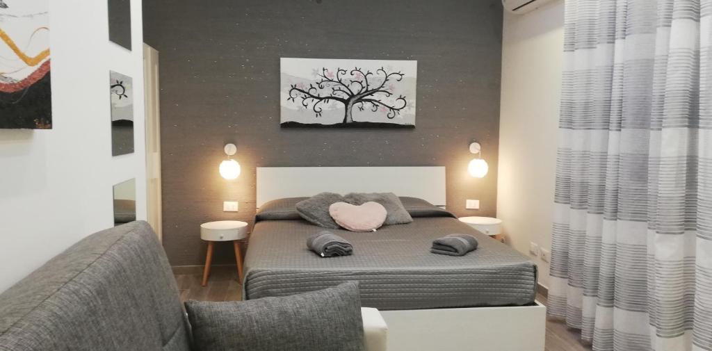 een slaapkamer met een bed met een hartkussen erop bij The Ladybug Holiday House - Locazione Turistica in Siracusa