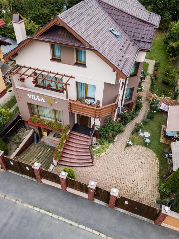 eine Luftaufnahme eines Hauses mit Dach in der Unterkunft Villa V in Braşov