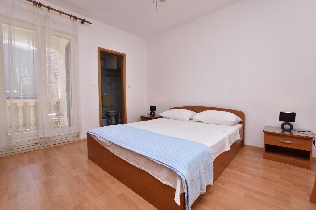 Postel nebo postele na pokoji v ubytování Apartments and Rooms Jakov